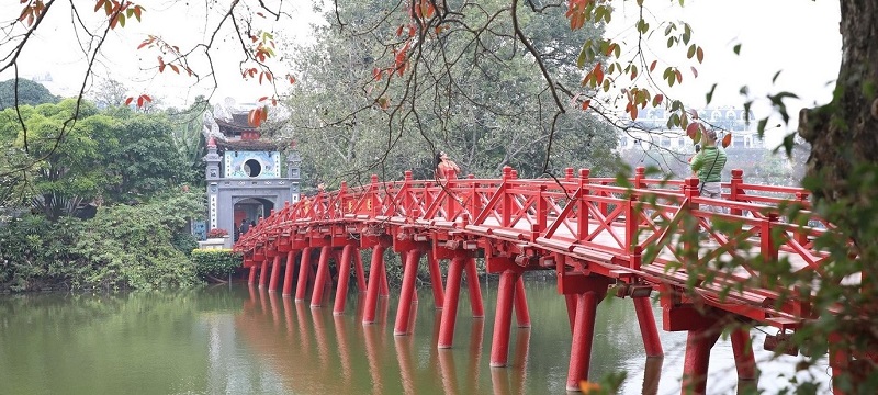 Cây Cầu Thê Húc dẫn lối vào Đền Ngọc Sơn