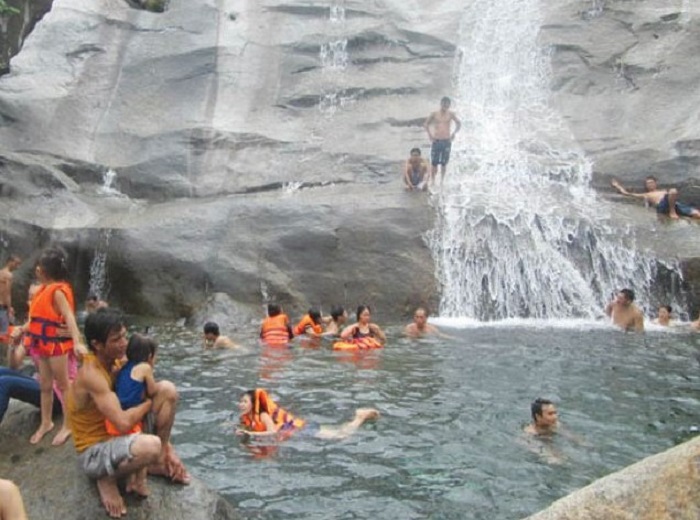 Tắm mát dưới thác Pa Sỹ